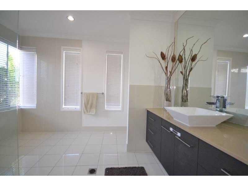 1 Tuckeroo Close, Coral Cove QLD 4670