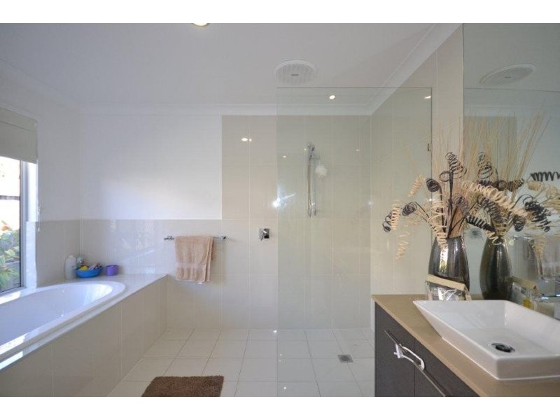 1 Tuckeroo Close, Coral Cove QLD 4670