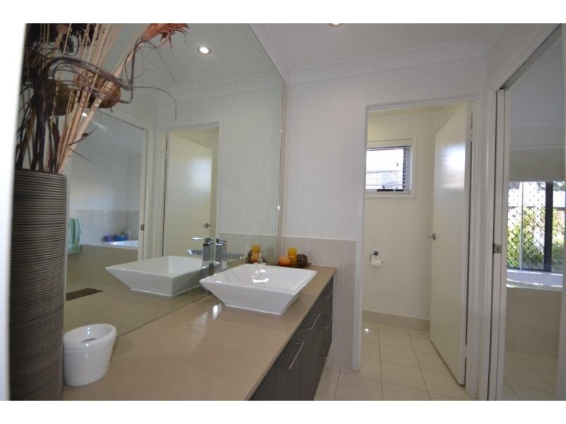 1 Tuckeroo Close, Coral Cove QLD 4670