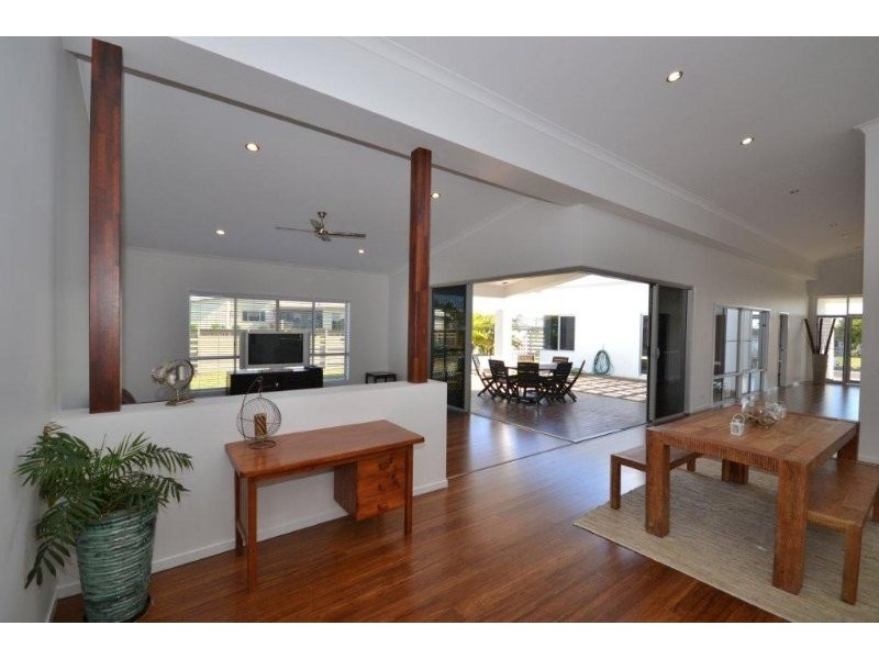 1 Tuckeroo Close, Coral Cove QLD 4670