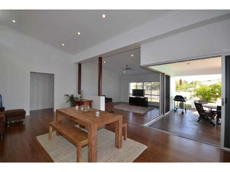 1 Tuckeroo Close, Coral Cove QLD 4670