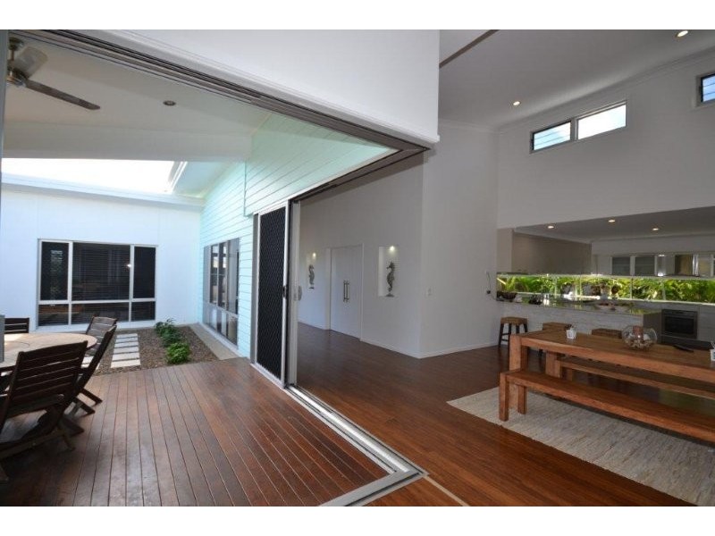 1 Tuckeroo Close, Coral Cove QLD 4670