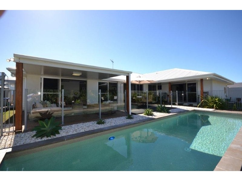 4 Leon Place, Coral Cove QLD 4670