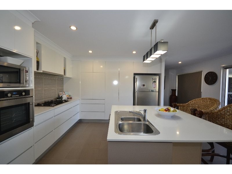 4 Leon Place, Coral Cove QLD 4670