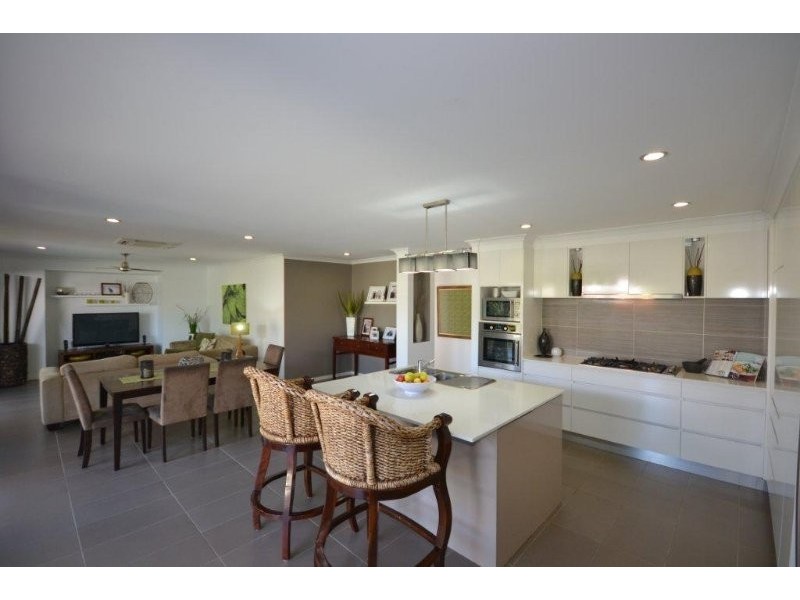 4 Leon Place, Coral Cove QLD 4670