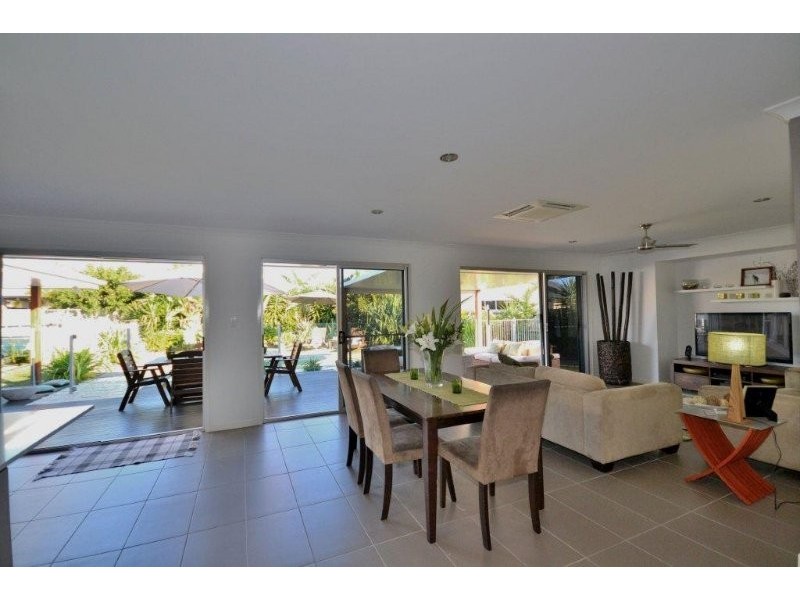 4 Leon Place, Coral Cove QLD 4670