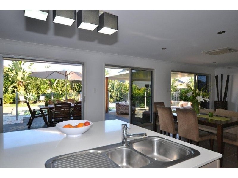 4 Leon Place, Coral Cove QLD 4670