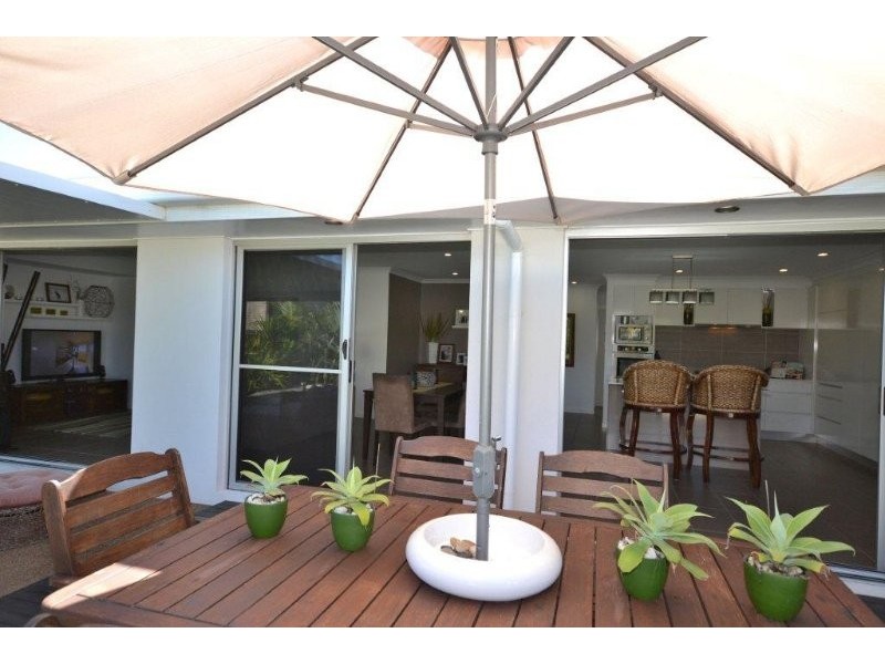 4 Leon Place, Coral Cove QLD 4670