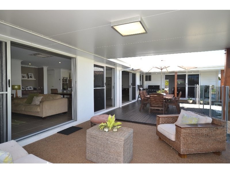 4 Leon Place, Coral Cove QLD 4670