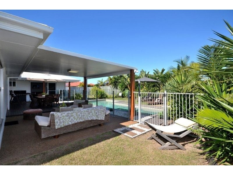 4 Leon Place, Coral Cove QLD 4670