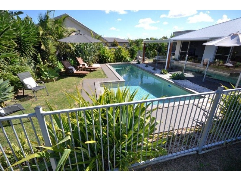 4 Leon Place, Coral Cove QLD 4670