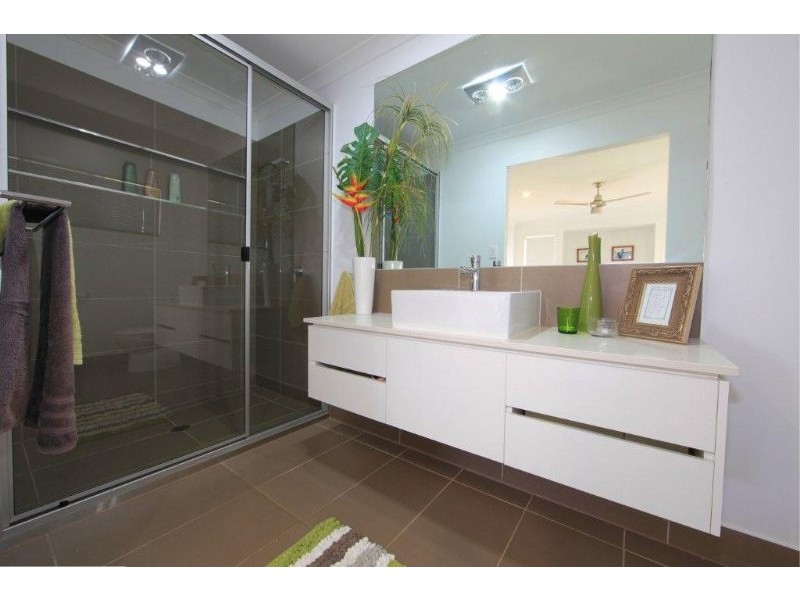 4 Leon Place, Coral Cove QLD 4670