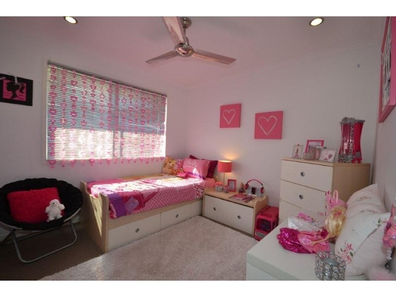 4 Leon Place, Coral Cove QLD 4670