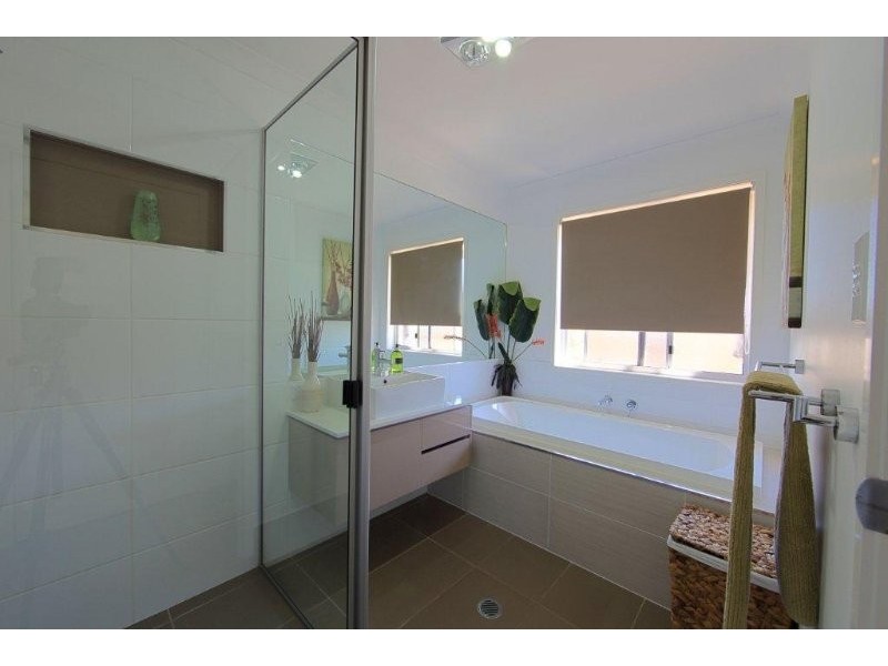 4 Leon Place, Coral Cove QLD 4670