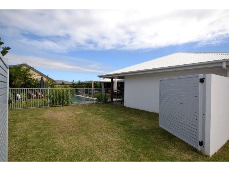 4 Leon Place, Coral Cove QLD 4670