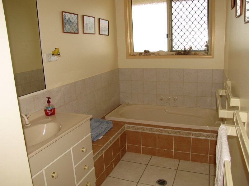 8 Regent Street, Avoca QLD 4670