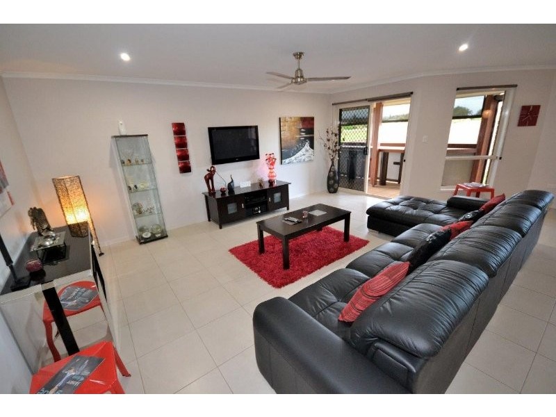 8 McCallum Close, Coral Cove QLD 4670