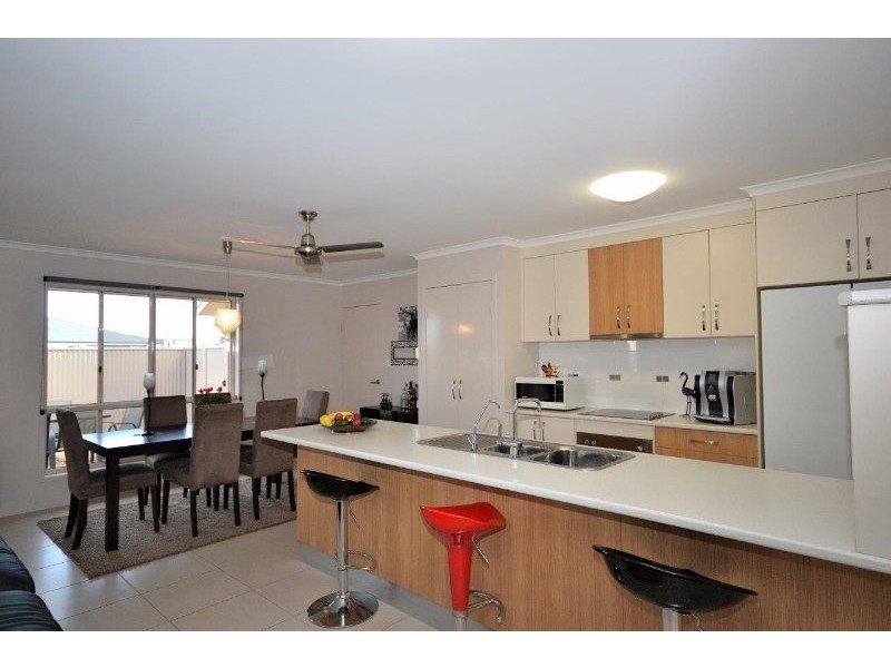 8 McCallum Close, Coral Cove QLD 4670