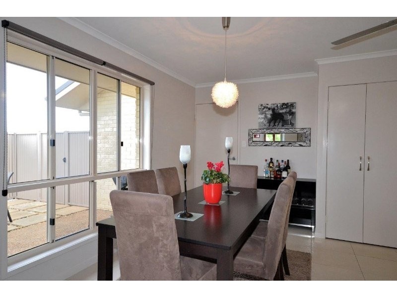 8 McCallum Close, Coral Cove QLD 4670