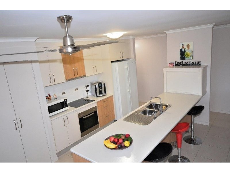 8 McCallum Close, Coral Cove QLD 4670