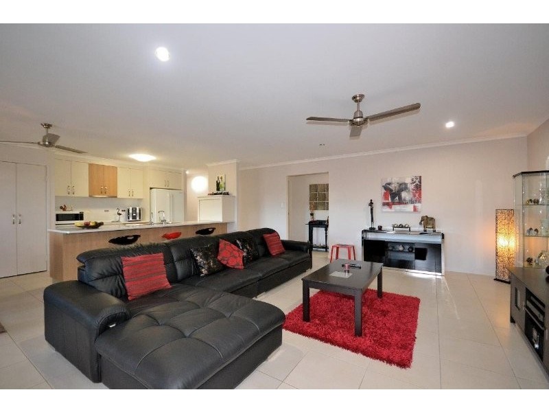 8 McCallum Close, Coral Cove QLD 4670