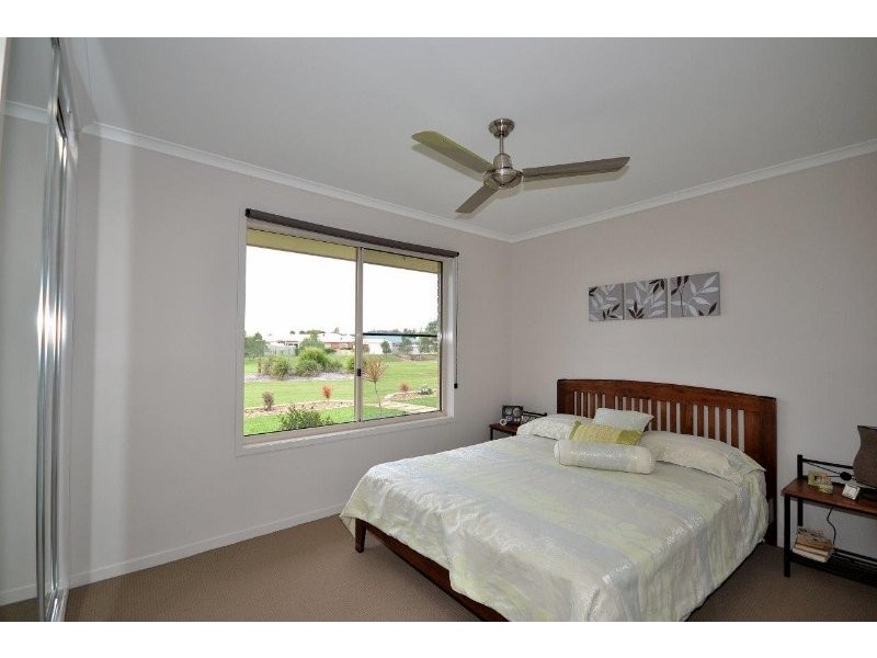 8 McCallum Close, Coral Cove QLD 4670