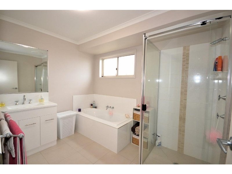 8 McCallum Close, Coral Cove QLD 4670