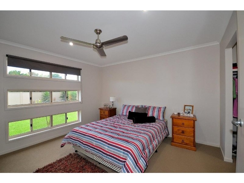 8 McCallum Close, Coral Cove QLD 4670