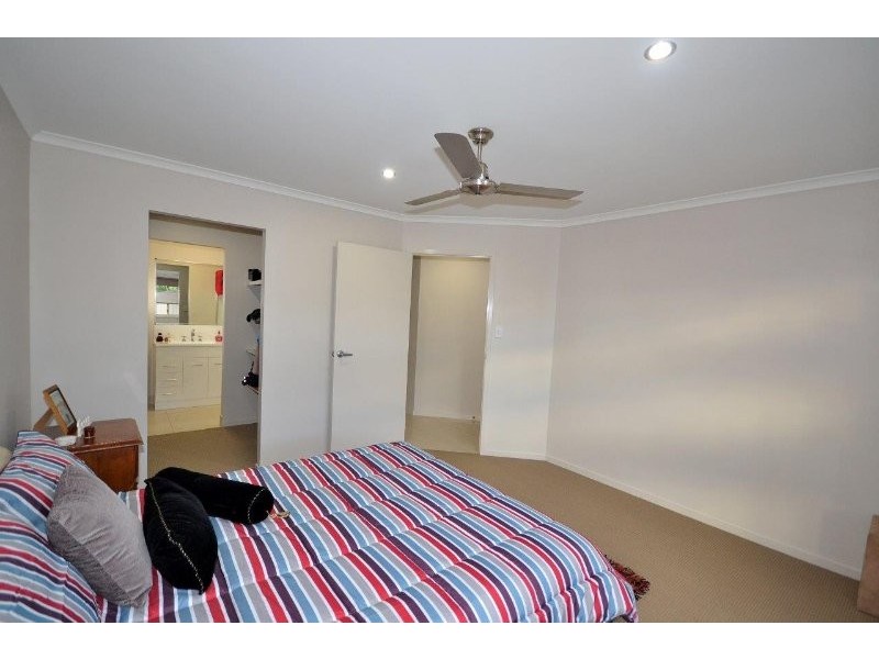 8 McCallum Close, Coral Cove QLD 4670