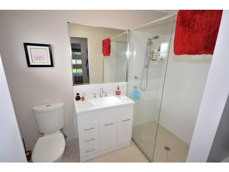 8 McCallum Close, Coral Cove QLD 4670