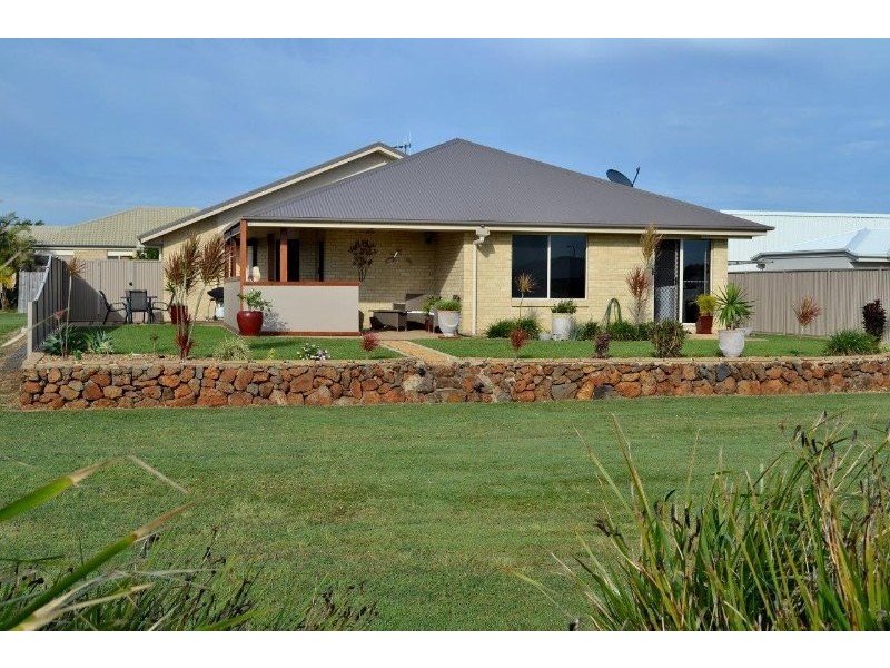 8 McCallum Close, Coral Cove QLD 4670