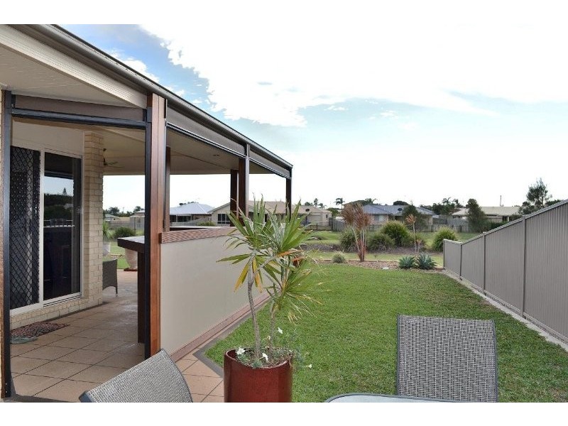 8 McCallum Close, Coral Cove QLD 4670