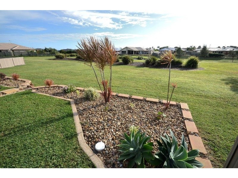 8 McCallum Close, Coral Cove QLD 4670