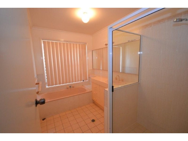 8 Pecton Place, Avenell Heights QLD 4670