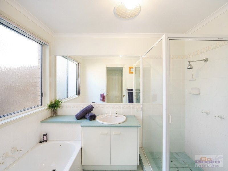 38 Lakeshore Place, Little Mountain QLD 4551