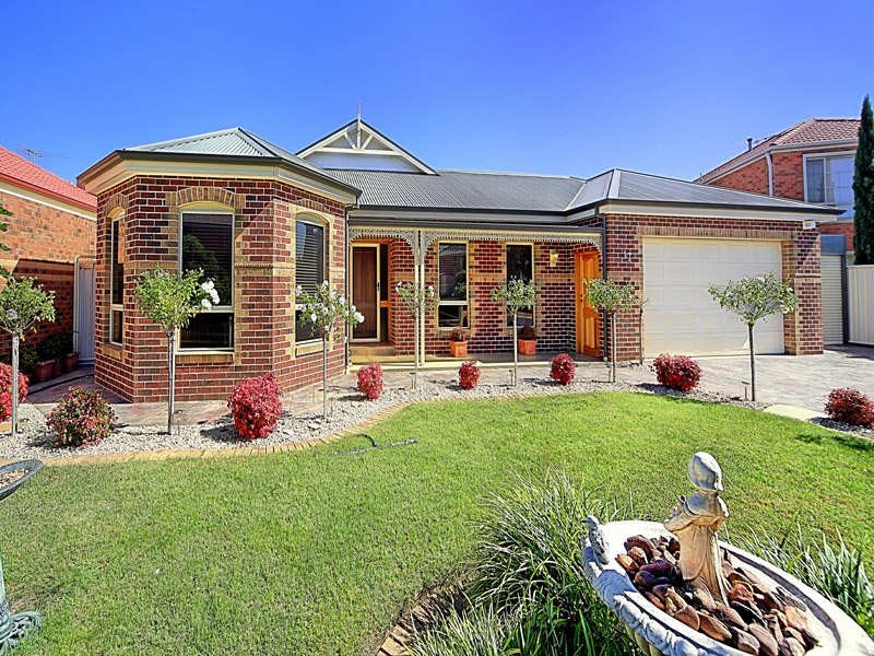 17 Waranga Close, Caroline Springs VIC 3023