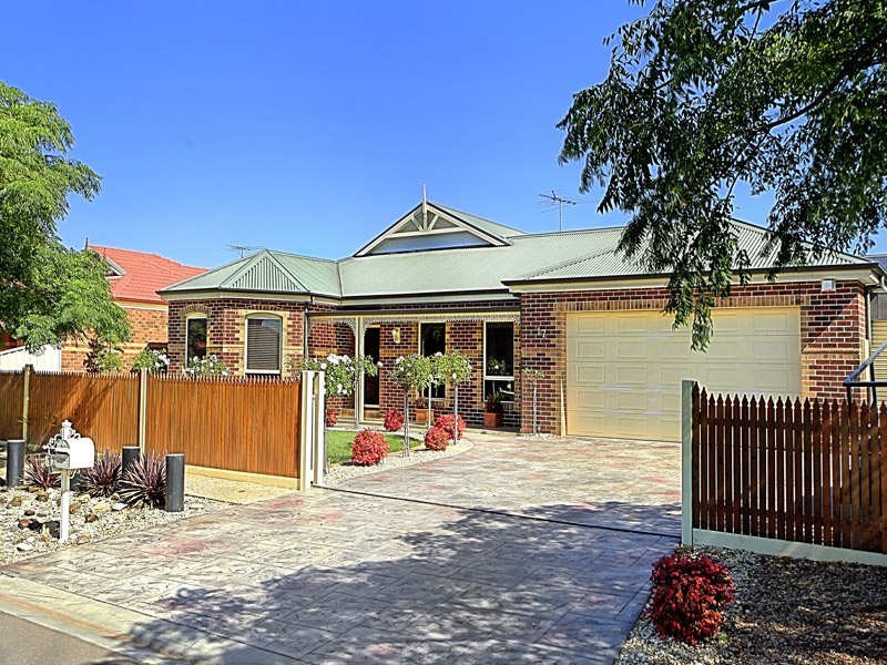 17 Waranga Close, Caroline Springs VIC 3023
