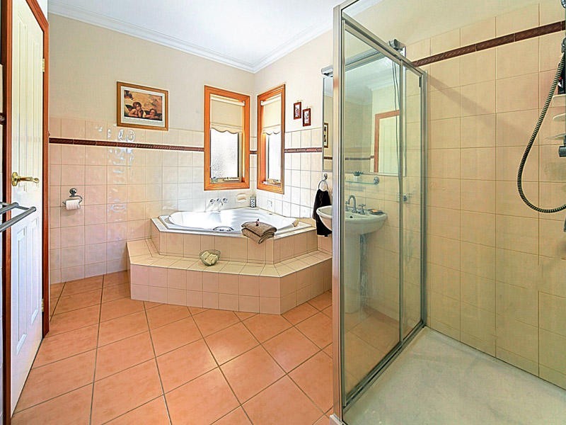 17 Waranga Close, Caroline Springs VIC 3023