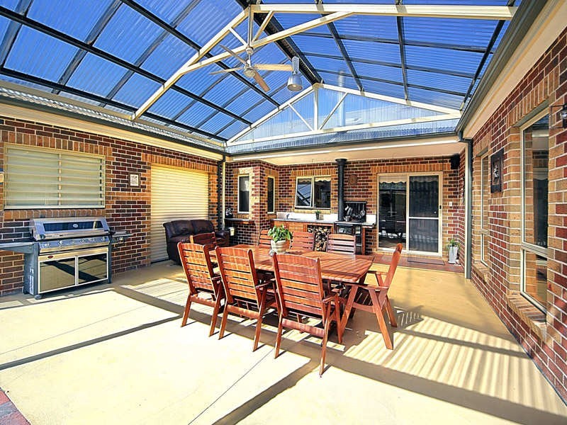 17 Waranga Close, Caroline Springs VIC 3023