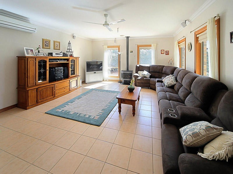 17 Waranga Close, Caroline Springs VIC 3023