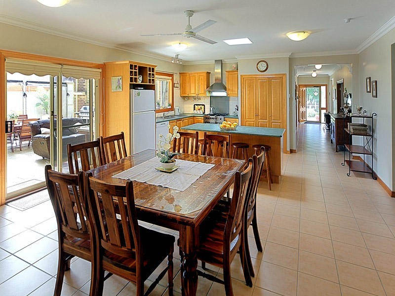 17 Waranga Close, Caroline Springs VIC 3023