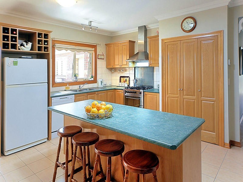 17 Waranga Close, Caroline Springs VIC 3023