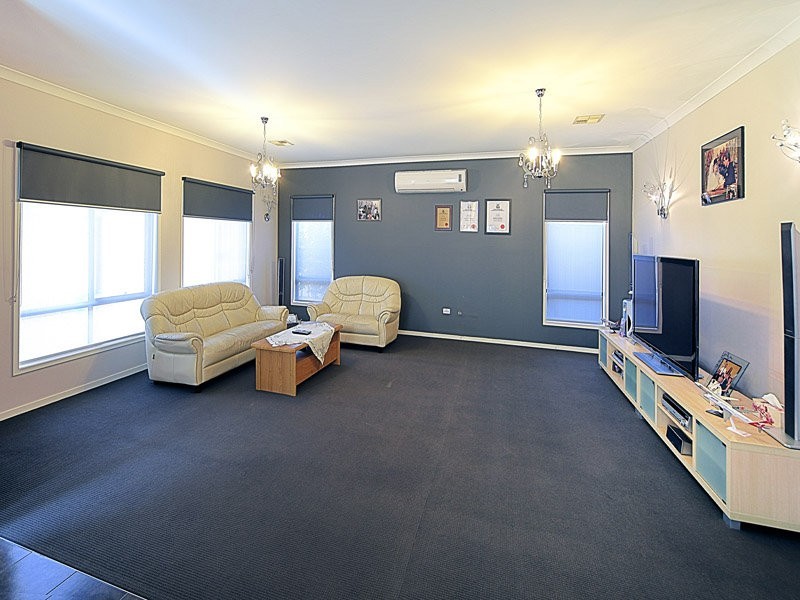 12 Clementson Drive, Caroline Springs VIC 3023