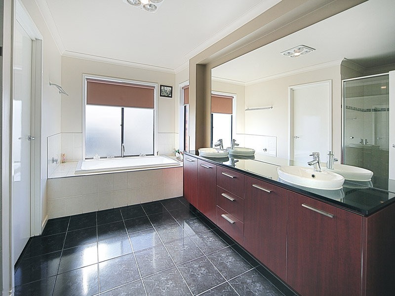 12 Clementson Drive, Caroline Springs VIC 3023