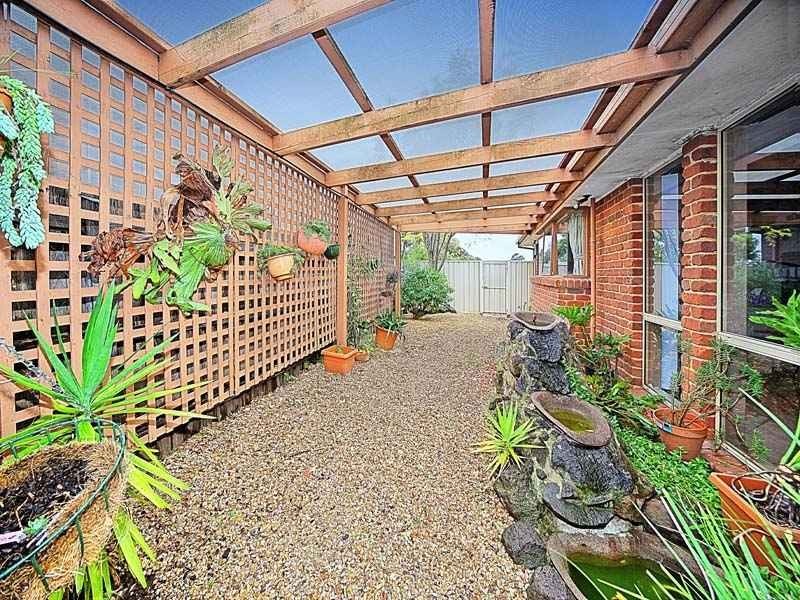 13 Gryphon Walk, St Albans VIC 3021