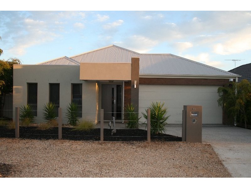 34 Barrington Circuit, Caroline Springs VIC 3023