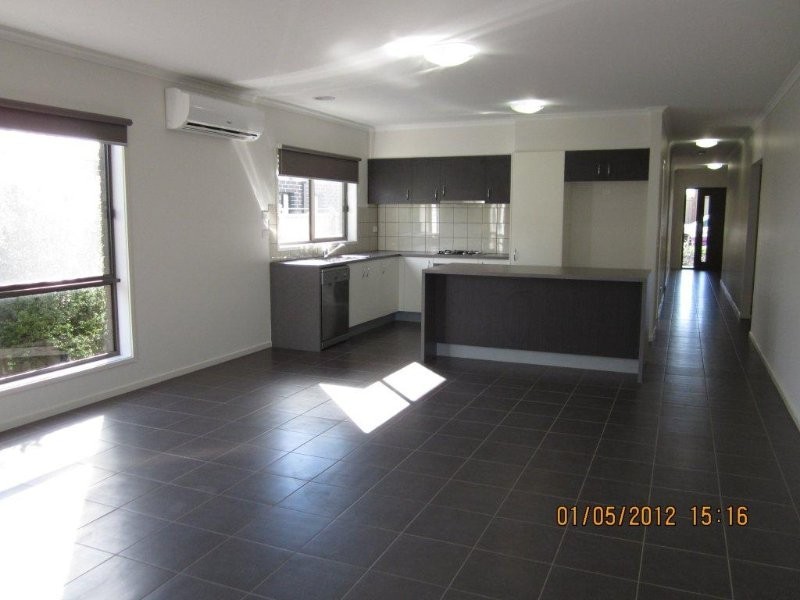 34 Barrington Circuit, Caroline Springs VIC 3023