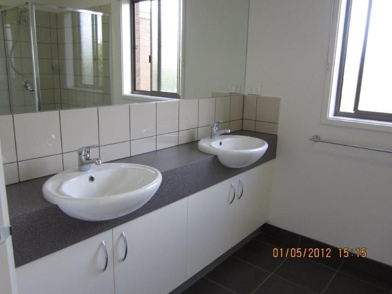 34 Barrington Circuit, Caroline Springs VIC 3023