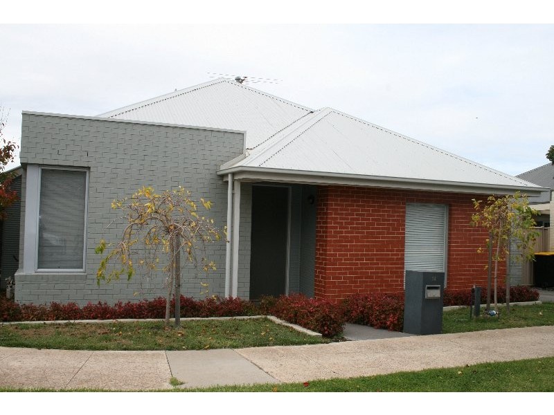 14 Braeside Walk, Caroline Springs VIC 3023