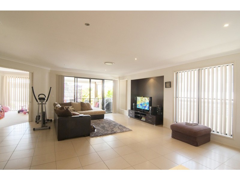 10 Cassia St, Bridgeman Downs QLD 4035